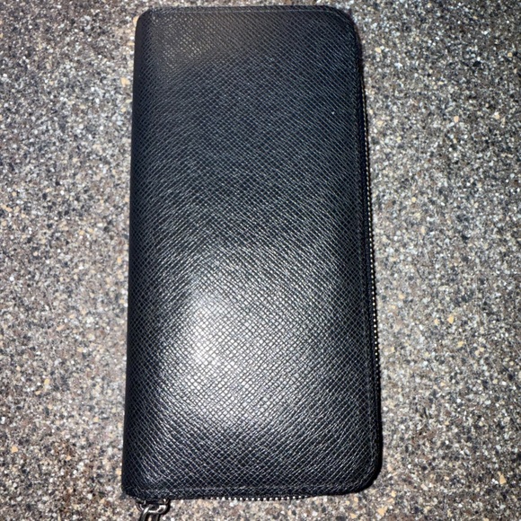 Louis Vuitton Zippy Organizer Wallet – Black Taiga Leather model M32822 - Picture 1 of 16